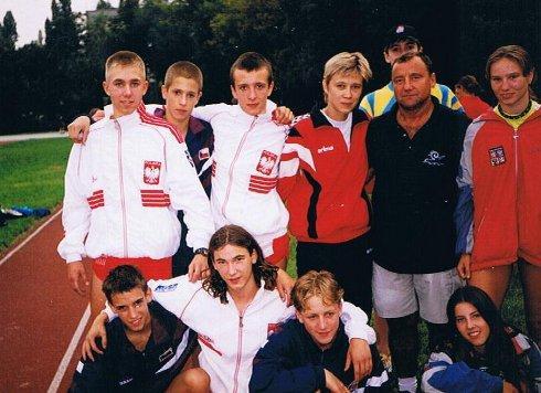 Trener Ryszard Krzysztofowicz z młodzieżową reprezentacją Polski w Bukareszcie Zaszczytu reprezentowania barw Polski dostąpili także jego wychowankowie z elbląskiego klubu: Tomasz Chmielewski, Tomasz