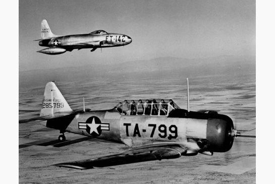 Przeciętny pilot Pod koniec 1940-tych, w wojskach lotniczych USA zaobserwowano poważny problem: wielu pilotów nie mogło utrzymać kontroli nad samolotem. W najgorszym dniu rozbiło się 17 pilotów.