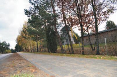 Zmiana miejsca wejścia do Muzeum Kaszubskiego Parku Etnograficznego we Wdzydzach spowodowała, że dojście bez chodnika licznie uczęszczaną drogą powiatową prowadziło do wielu groźnych sytuacji.