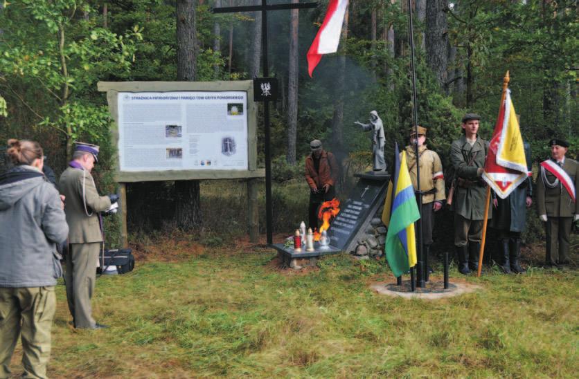 w Rotembarku. Strażnica upamiętnia działalność TOW Gryfa Pomorskiego, a zwłaszcza miejsce śmierci poległych 20 czerwca 1944 roku członków oddziału Augustyna Breski PS.