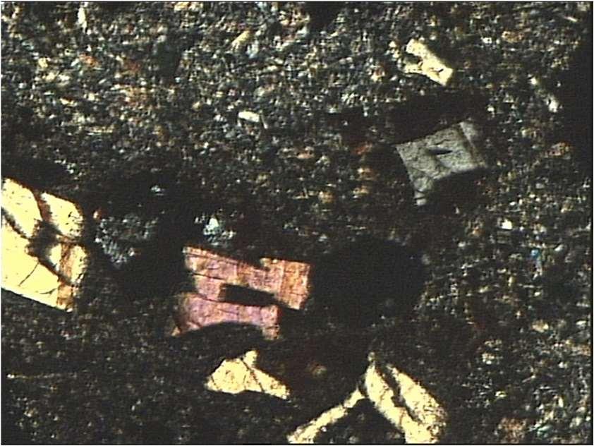 100x, nikole skrzyżowane Próbka 2 w badaniach mikroskopowych cechowała się obecnością ciasta zbudowanego z bardzo drobnych kryształów (prawdopodobnie plagioklazów i