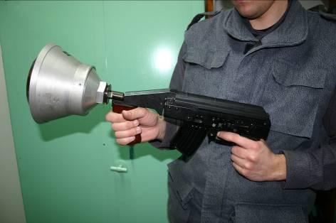 W celu przygotowania zestawu należy otworzyć lufę pistoletu i włożyć do niej wkładkę redukcyjną zwracając uwagę, aby w wycięcie kołnierza wkładki wszedł wyrzutnik pistoletu, a następnie zamknąć lufę.