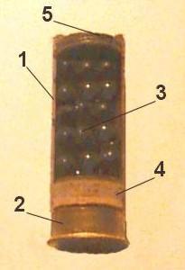 3.2. 26 mm nb. z poc. gum. RÓJ. Pocisk naboju to ładunek ok.48 kulek gumowych ułożonych bezpośrednio w łusce. Masa pocisku 0,32g. Średnica pocisku 8mm. Prędkość początkowa 150m/s. 1. Łuska. 2. Metalowe okucie łuski (wewnątrz spłonka i ładunek miotający).