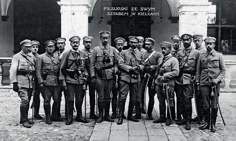 Bolesław Wieniawa- -Długoszowski na Rynku w Kielcach, 12 sierpnia 1914 r. Czesław Bankiewicz Skaut składa Józefowi Piłsudskiemu raport o zajęciu Kielc przez oddziały strzeleckie 12 sierpnia 1914 r.