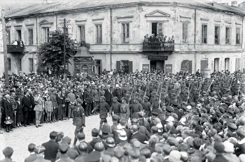 Uczestnicy marszu w defiladzie przed marszałkiem Józefem Piłsudskim, Kielce 1926 r. Cel I Kompanii Kadrowej wywołanie powstania w zaborze rosyjskim nie został osiągnięty.