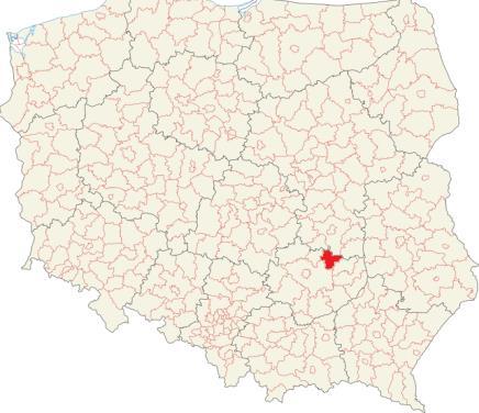 Zajmuje powierzchnię 523,41 km 2 pomiędzy Przedgórzem Iłżeckim a podnóżem Gór Świętokrzyskich.