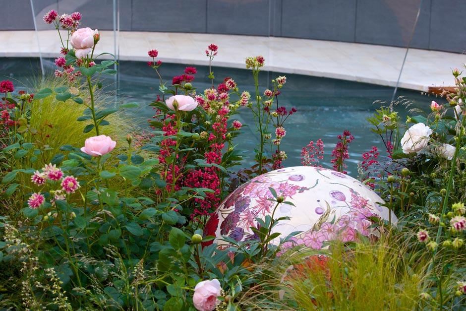 rhs.org.uk The M&G Garden proj. Gleve West (złoty medal) Kompozycja ogrodu bogata jest w symbolikę - inspiracją projektową była wizja rajskiego ogrodu.