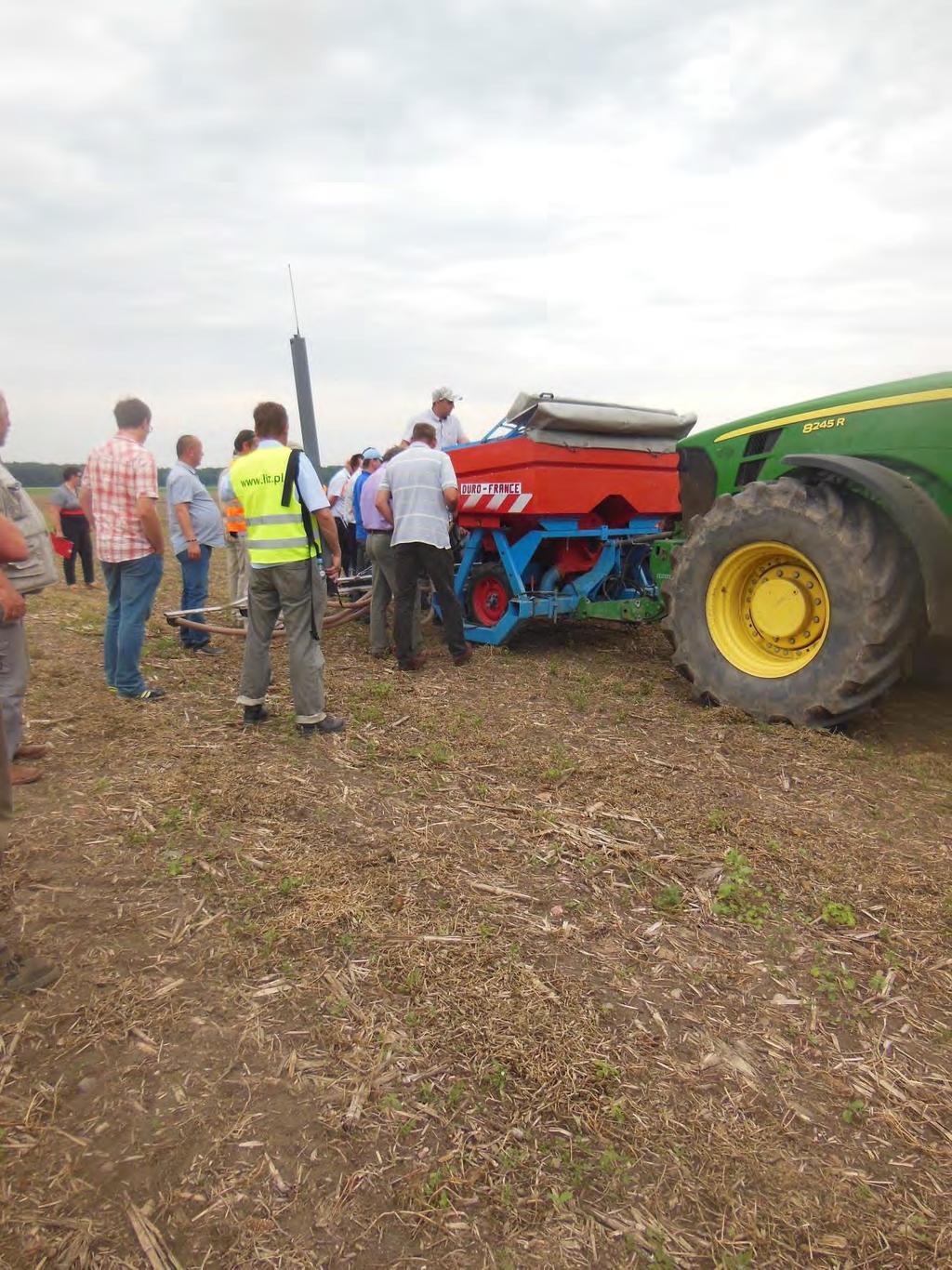 W trakcie pokazu był wysiewany międzyplon (przedplon groszek zielony) pod rzepak. Składa on się z słonecznika- 60 kg/ha, bobika 30 kg/ha, peluszki 30 kg/ha i facelii 5 kg/ ha.