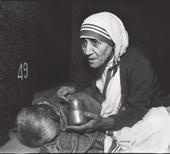 Jezus, urodziła się w 1910 roku w Skopje (Albania). Od 1947 roku została obywatelką Indii.