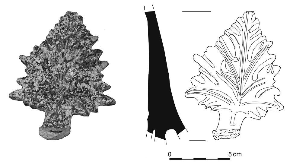 PALAzzoLo ACREIDE, SICILy, ITALy. EXCAvATIoNS IN 2013 Fig. 3. The handle of a ceramic oil lamp in the form of an acanthus leaf (Photo Archaeological Mission of Akrai, drawing R. Chowaniec). Ryc. 3. Uchwyt ceramicznej lampki oliwnej w kształcie liścia akantu.