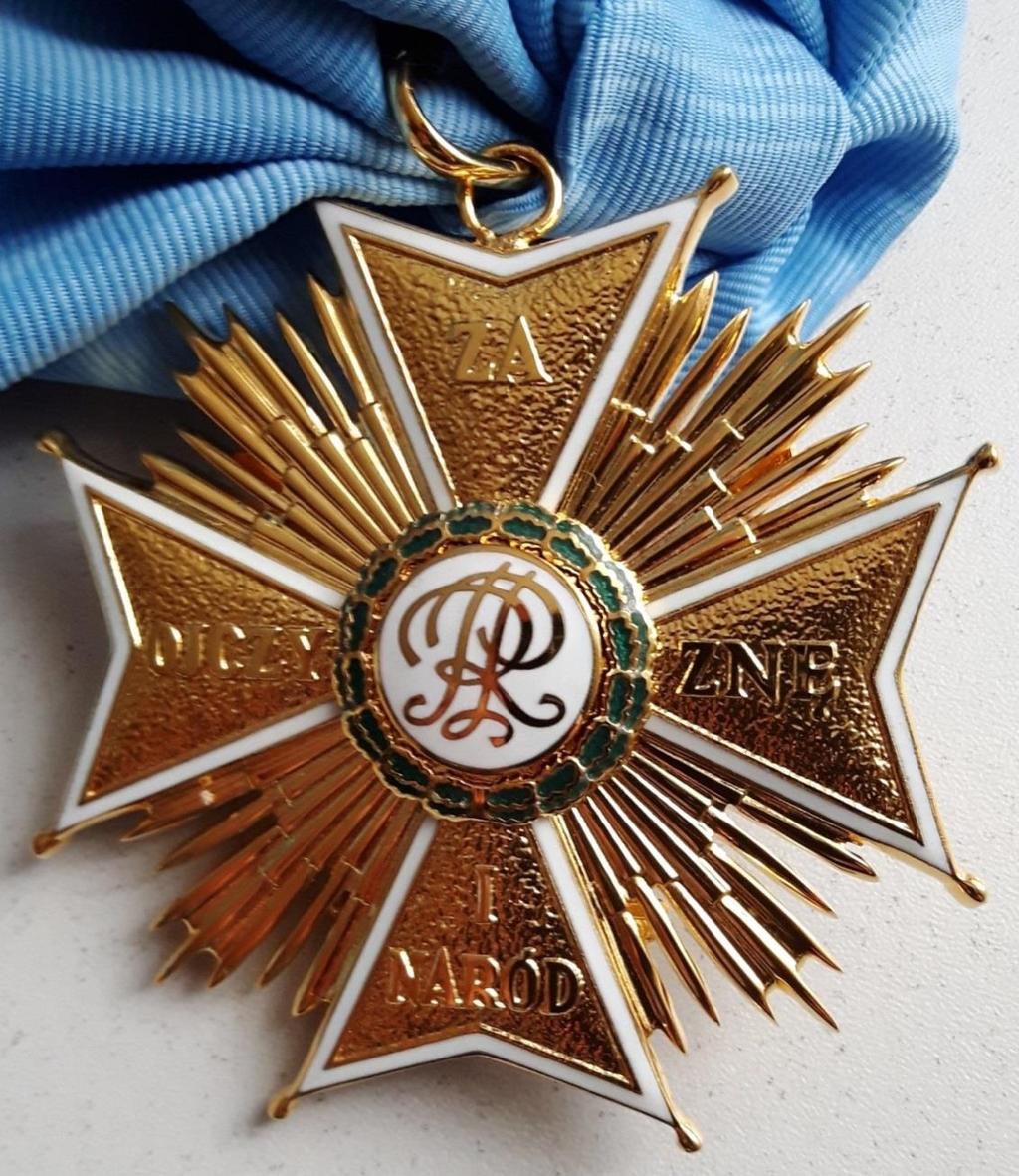 Gwiazda do Orderu Orła Białego Gwiazda orderowa srebrzona o średnicy 80 mm z ośmiu pęków promieni.
