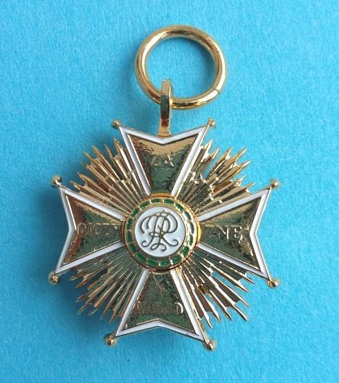 Część II Krzyż Wielki Orderu Odrodzenia Polski Odznaka Krzyża Wielkiego Orderu Odrodzenia Polski jest krzyż równoramienny, złocony, zakończony na rogach ramion kulkami.