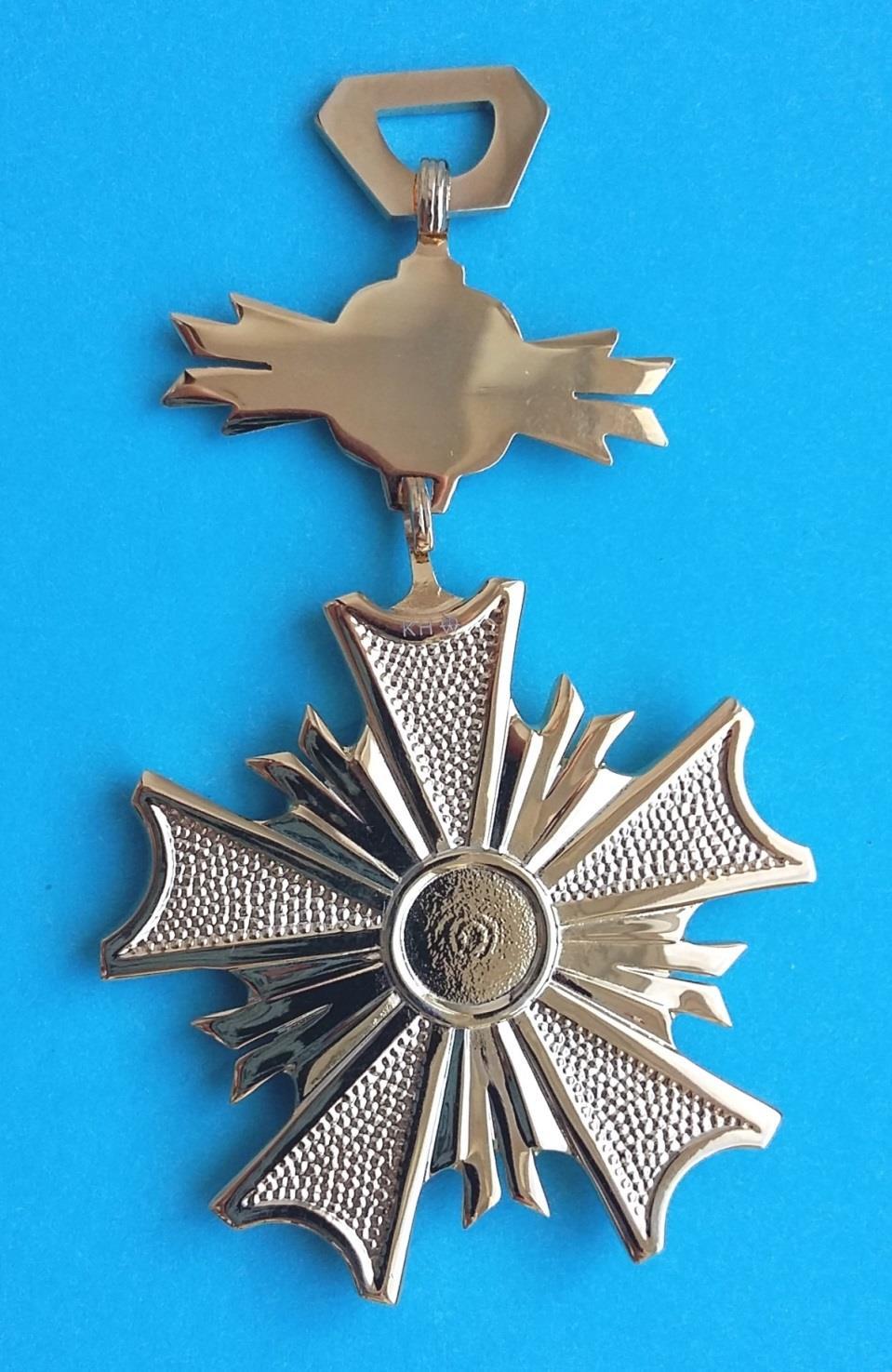 Krzyż Kawalerski Orderu Zasługi Rzeczypospolitej Polskiej Odznaką Krzyża Kawalerskiego Orderu Zasługi Rzeczypospolitej Polskiej jest krzyż gwiaździsty pięcioramienny.