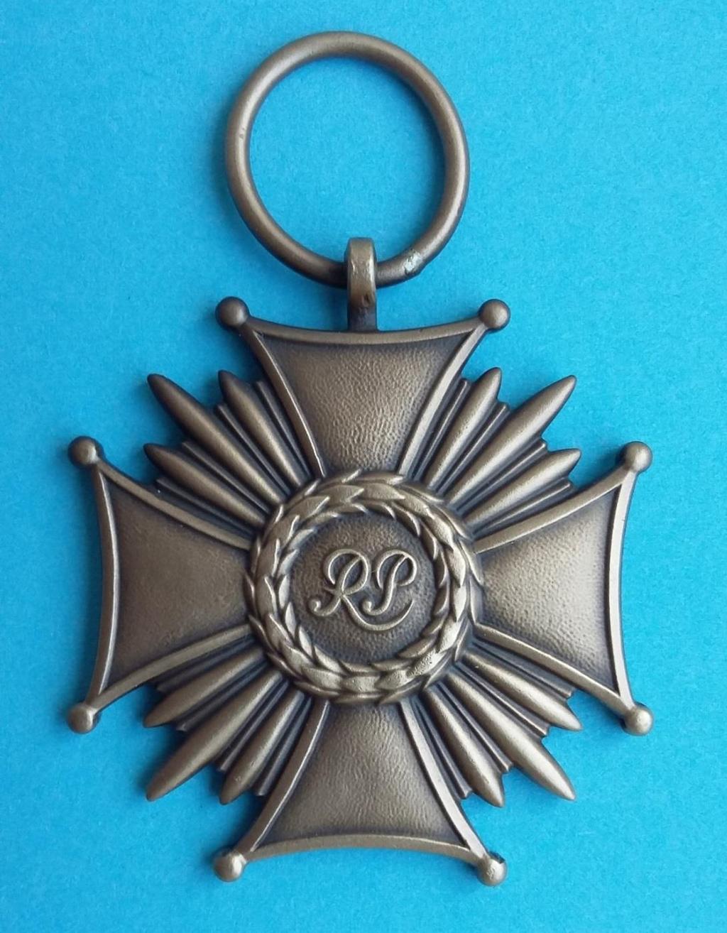 Część III Brązowy Krzyż Zasługi Odznaką Brązowego Krzyża Zasługi jest krzyż równoramienny, zakończony na rogach ramion kulkami.