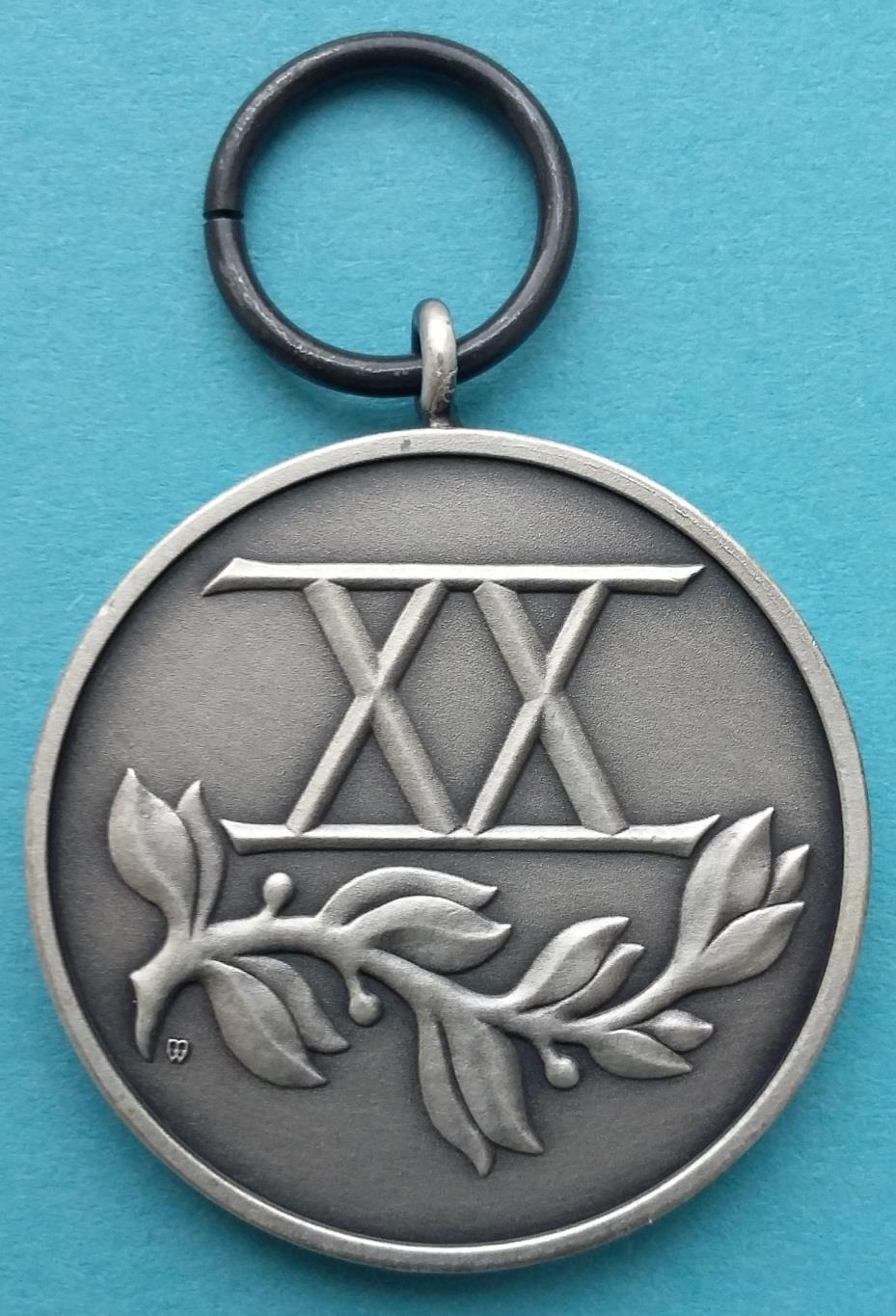 Brązowy Medal za Długoletnią Służbę Odznaką Brązowego Medalu za Długoletnią Służbę jest okrągły medal o średnicy 35 mm patynowany na brązowo, z umieszczonym pośrodku wypukłym wizerunkiem orła według