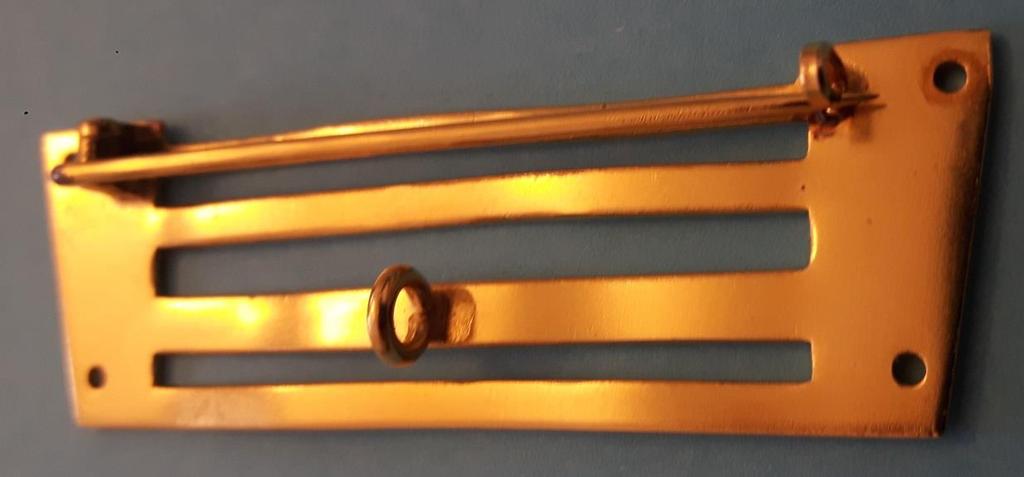 - wysokość trapezu wynosi 21 mm. We wnętrzu trapezu znajdują się wypośrodkowane trzy równe wycięcia o długości 45 mm i szerokości 2 mm.