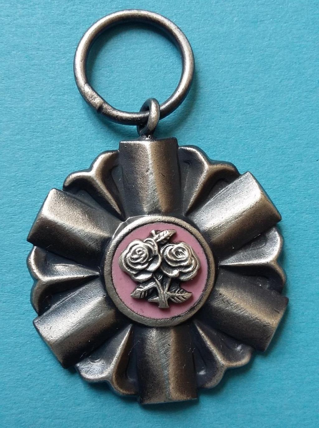 Część IV Medal Za Długoletnie Pozycie Małżeńskie Odznaką Medalu Za Długoletnie Pożycie Małżeńskie jest medal w kształcie stylizowanej, sześciopromiennej, srebrzonej, oksydowanej gwiazdy o średnicy 35