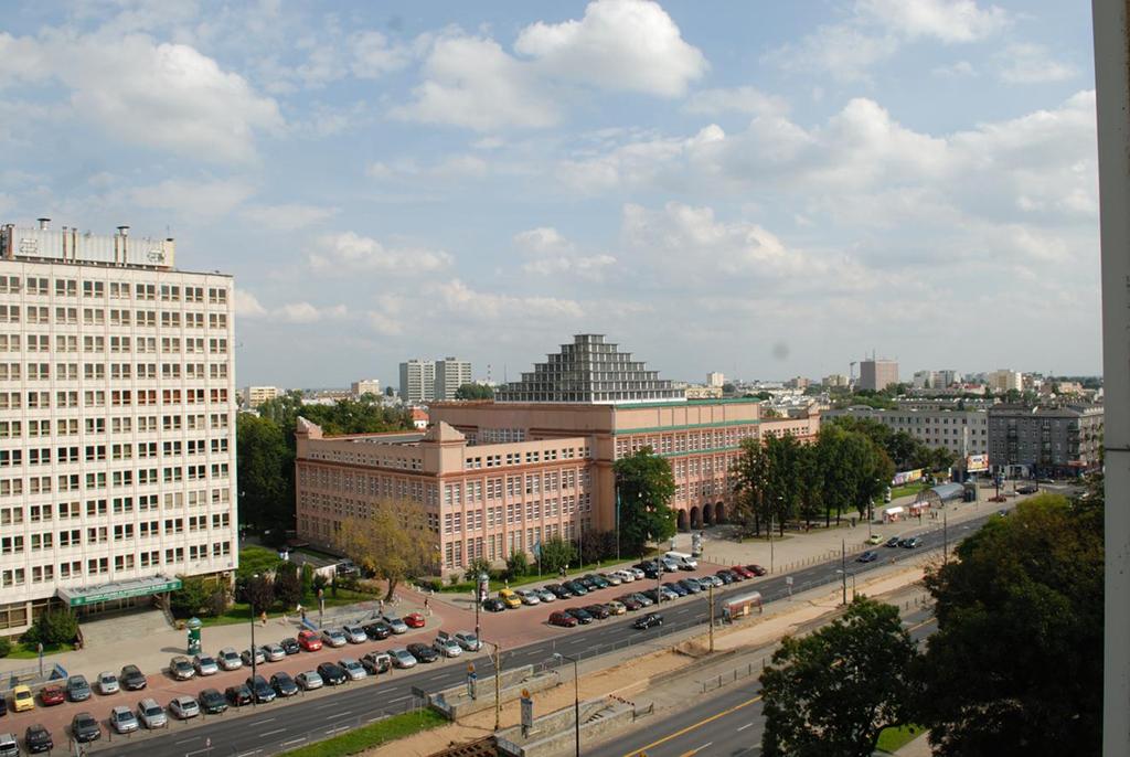 Rodzaje przestrzeni miejskiej przestrzeń administracyjną (formalno-prawną) ujętą granicami administracyjnymi miasta; przestrzeń funkcjonalną (ekonomiczną) odnoszącą się do sfer produkcji, usług i