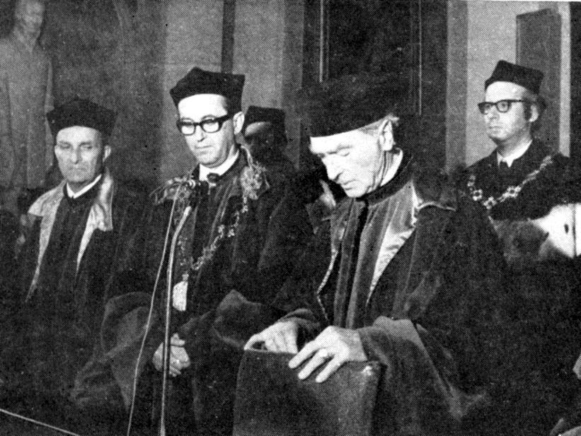 Rys.5. Wręczenie doktoratu h.c. inż. Tadeuszowi Sendzimirowi 11 maja 1973. Od lewej: prof. Wacław Leskiewicz promotor, prof. Jan Janowski dziekan Wydz. Metalurgicznego, inż.