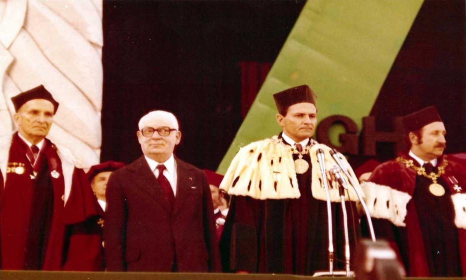 Rys.6. Prezydium uroczystej akademii jubileuszowej z okazji 60-lecia założenia Akademii Górniczo-Hutniczej w Krakowie Hala Sportowa TS Wisła, 20.X.1979 r. Od lewej: prof. Wacław Leskiewicz przewod.