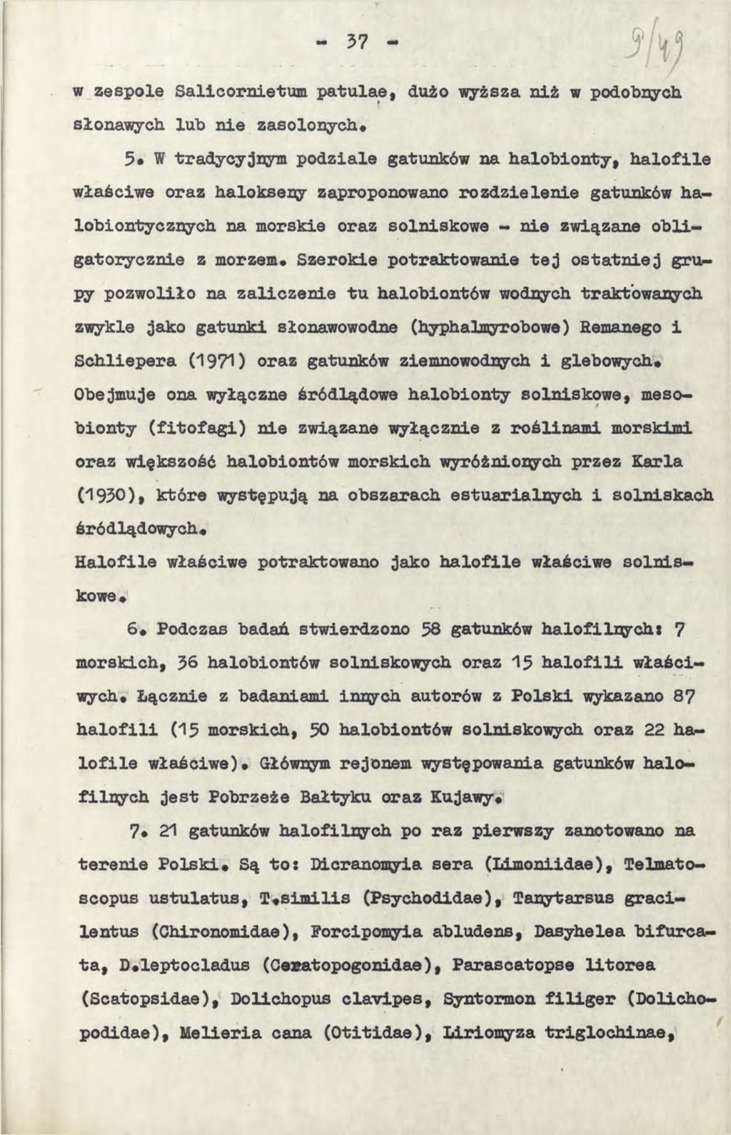 w zespole Salicornietum patulae, dużo wyższa niż w podobnych słonawych lub nie zasolonych# 5* W tradycyjnym podziale gatunków na halobionty, halofile właściwe oraz halokseny zaproponowano