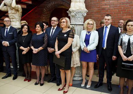 Nr 41/17 kwiecień 2017 By tradycji stało się zadość uczniowie klas III LO, IV Tż i IV Ti-a zatańczyli husarskiego poloneza pokazowego, przygotowanego przez panią Izabelę Dembińską i pana Sławomira