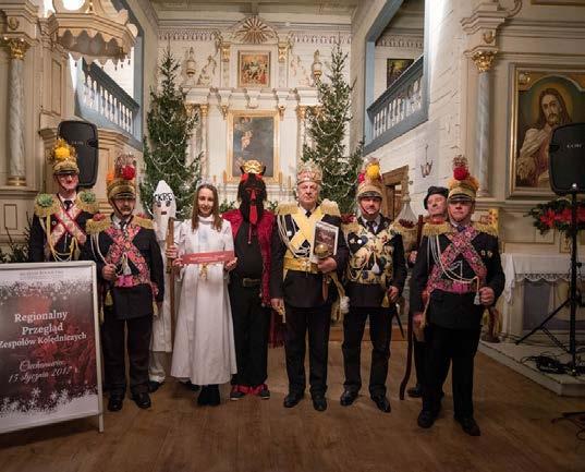 pani Violetta Dąbrowska ze Stowarzyszenia ART-Szep z Szpietowa. Liczni chętni wyplatali z papierowej wikliny koszyki, doniczki, pudełka i różne różności.