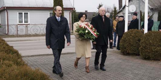 Nr 41/17 kwiecień 2017 Narodowy Dzień Pamięci Żołnierzy Wyklętych w Czyżewie Złożeniem wiązanek przy Pomniku Niepodległości w Czyżewie 2 marca 2017 r.