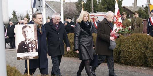 Wśród delegacji składających kwiaty byli przedstawiciele Urzędu i Rady Miejskiej w Czyżewie, Zarządu Powiatu Wysokomazowieckiego, straży, szkół, gminnych organizacji kombatanckich i