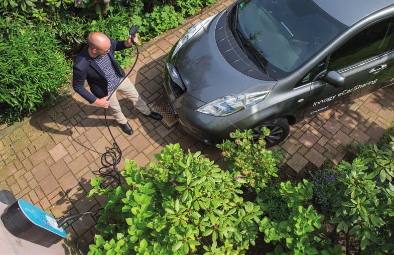 Instalacja fotowoltaiczna a samochód elektryczny W polskich warunkach modelowa instalacja fotowoltaiczna na dachu domu jednorodzinnego o mocy 3,2 kwp pozwoli na wygenerowanie rocznie ponad 3,1 MWh