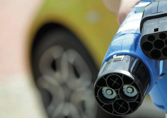 Stacje ładowania samochodów elektrycznych Moc Moc punktów ładowania samochodów elektrycznych: o niskiej mocy (głównie użycie prywatne) do 3,7 kw, prąd zmienny o normalnej mocy od 3,7 kw do 22 kw,