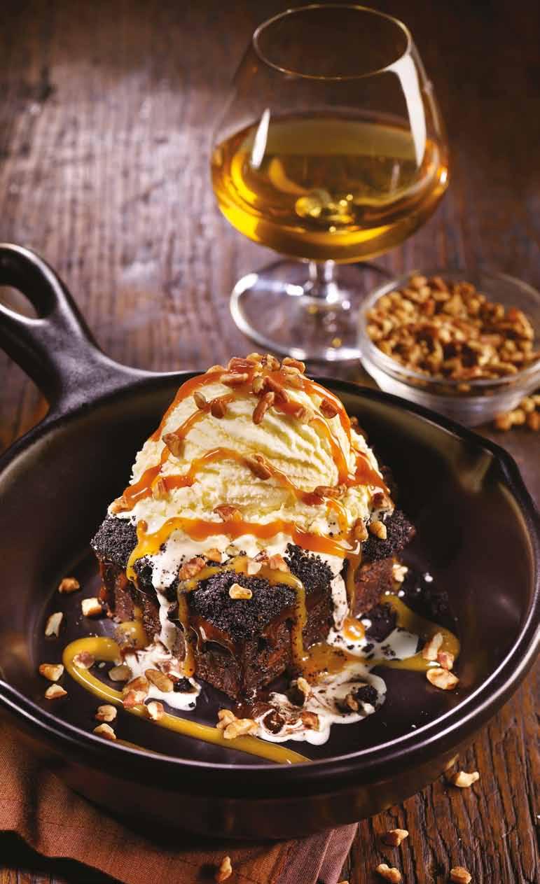 R Ę C Z N I E R O B I O N E DESERY DESERY DO PODZIAŁU KAWY KLASYCZNE DOUBLE CHOCOLATE FUDGY BROWNIE 27 ZŁ Maksymalnie czekoladowe trzy kawałki ciasta Brownie wypiekane ze 100 % ciemnej czekolady oraz