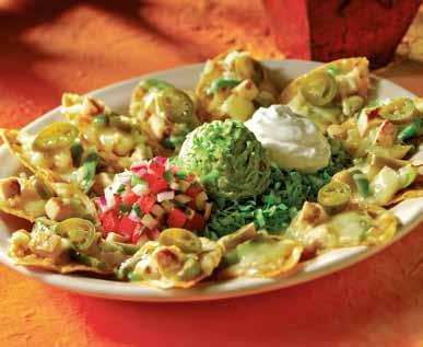 STADIUM TWISTERS Ziemniaczane spiralki polane wyśmienitym sosem serowym z dodatkiem mielonej wołowiny, posypane chrupiącym bekonem, papryczkami jalapeño, pico de gallo i pietruszką.