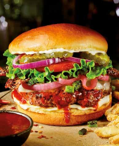 Serwowany z pomidorowym sosem marinara, świeżą rukolą i bazylią, pomidorową bruschettą, parmezanowym chipsem oraz dodatkowym sosem marinara.