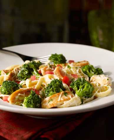 CHICKEN AND BROCCOLI ALFREDO 33 ZŁ Kawałki kurczaka i brokuła delikatnie podsmażone na klarownym maśle, serwowane z makaronem fettuccine w śmietanowym sosie z wędzonym serem Gouda oraz Parmezan.