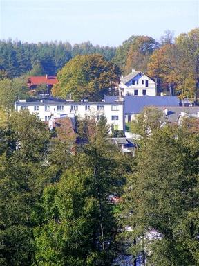 znajduje się ośrodek wypoczynkowy "Łabędzi Ostrów". W bliskim sąsiedztwie leży wyspa na jeziorze Kisajno - Duży Ostrów (rezerwat ornitologiczny). Jezioro rynnowe Tajty (powierzchnia 2,7 kmkw.