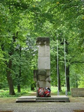 Cmentarz założony został w 1951 roku; ogrodzony jest niskim płotem wykonanym z kamienia. Centralnym punktem cmentarza jest pomnik poświęcony pamięci poległych w walkach żołnierzy.