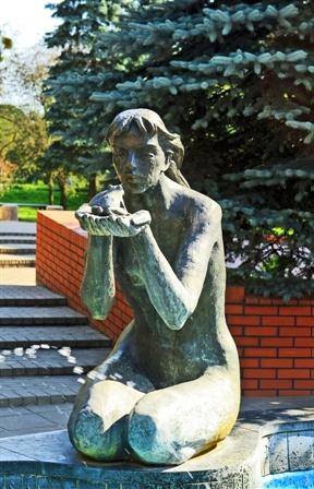 54 01'55"N 21 43'42"E na mapie:m Fontanna Budynek dawnego kina "Fala" Fontanna przedstawiająca dziewczynę z żabką stoi przy Placu Grunwaldzkim przed dawnym kinem "Fala" w Giżycku.