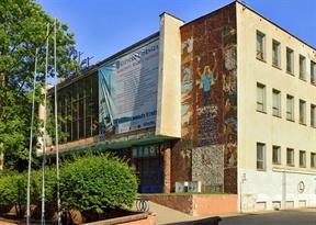 Molo Sprawdz na sklep.polskaniezwykla.pl Molo w Giżycku zostało wybudowane w 1970 roku. W roku 2011 dokonano jego przebudowy w ramach programu rewitalizacji ze środków Unii Europejskiej.