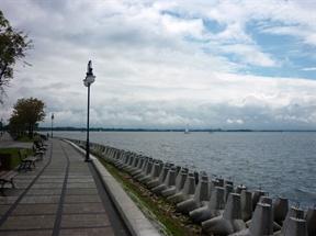 Jest jednocześnie falochronem oddzielającym port od jeziora. Oddziela również port od plaży i kąpieliska.