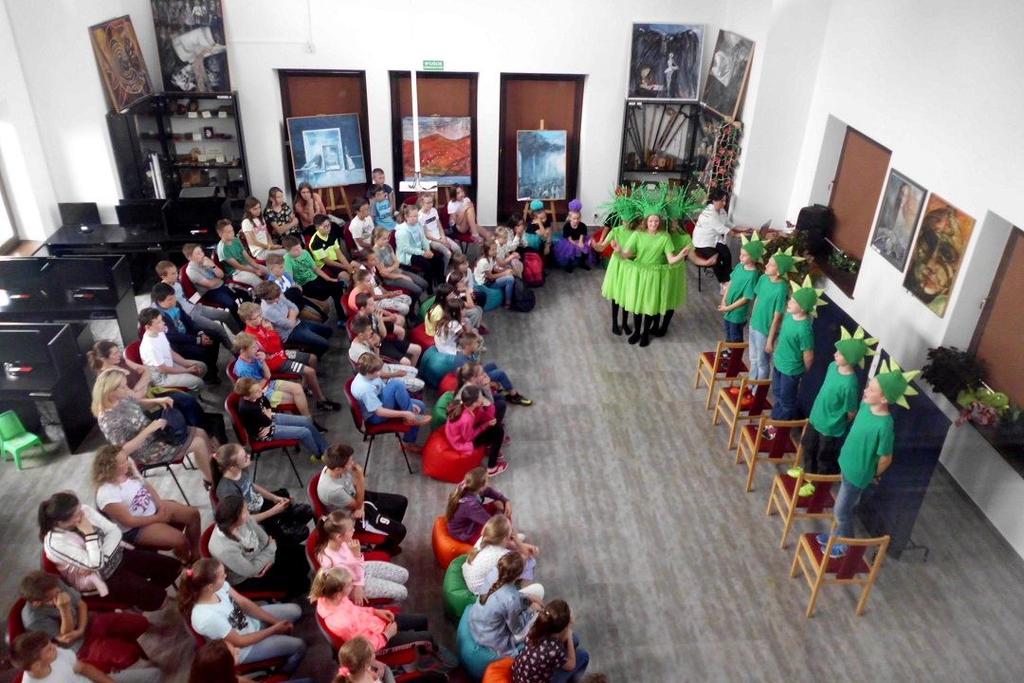 Występ grupy teatralnej w bibliotece