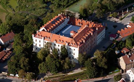 Dziś zamek znajduje się rękach prywatnych, a w jego wnętrzach znajduje się kompleks hotelowy oraz centrum konferencyjne; Popołudniu