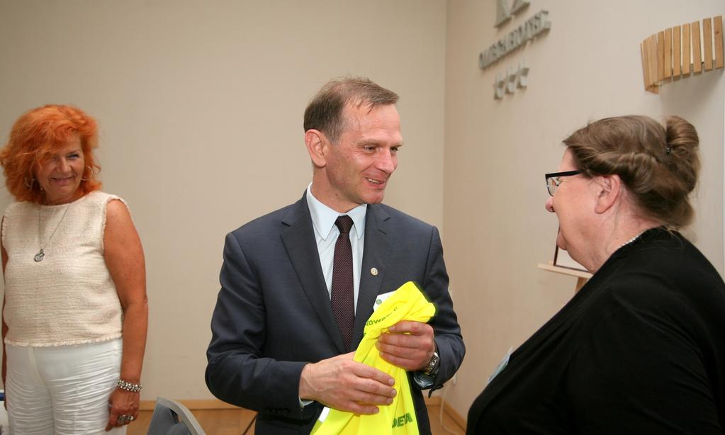 moim odczuciu najlepszym i jedynym rozwiązaniem. Lepszą drogą jest stawianie wysokich wymagań i standardów zawodowych, tak żeby w zawodzie zostawali najlepsi.