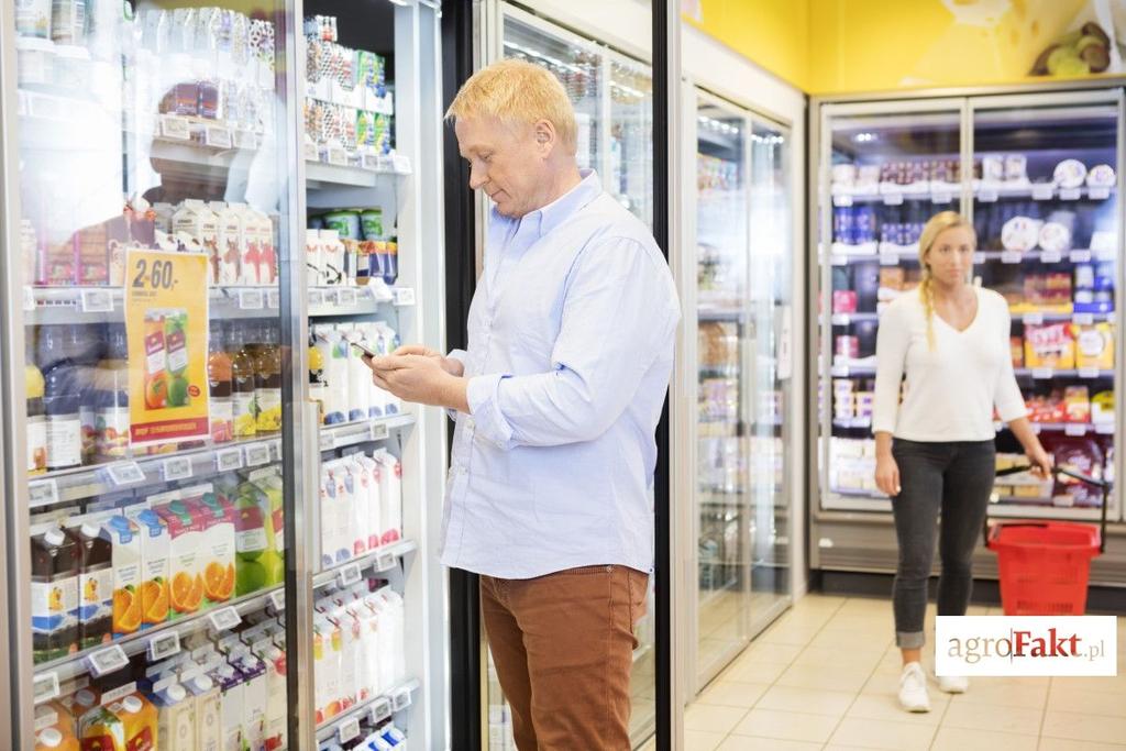 https://www. Skutki fałszowania żywności odczuwają zarówno konsumenci, gdyż kupują produkty niepełnowartościowe, nieautentyczne, jak i uczciwi producenci przegrywający w nieuczciwej konkurencji.