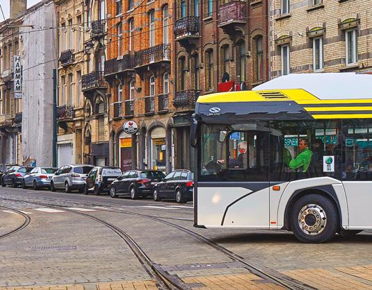 Drogą elektryczną ku przyszłości Na zdjęciu: członkowie międzynarodowego jury Bus and Coach of the Year, Tom Terjesen trzyma statuetkę Tom Terjesen, prezydent międzynarodowego jury Bus and Coach of