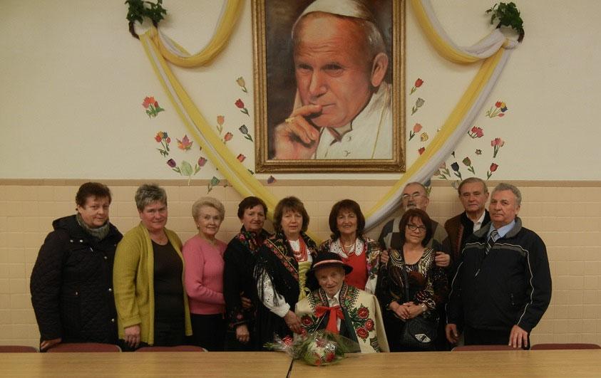 Spotkanie z artystą W niedzielę 23 listopada w Sali Bp Abramowicza odbyło się spotkanie z Janem Jachymiakiem, byłym parafianinem, który był współtworcą fotela papieskiego oraz wyrzeźbił krzyż, za