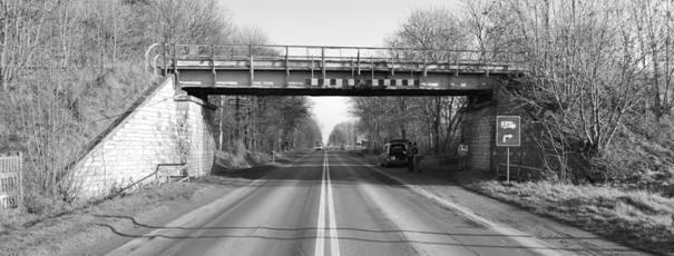 Mosty, drogi i koleje oparta jest na stalowych łoŝyskach ruchomych wałkowych i przegubowo stycznych ustawionych na betonowych ciosach podłoŝyskowych. Ogólny widok wiaduktu przedstawiony został na rys.