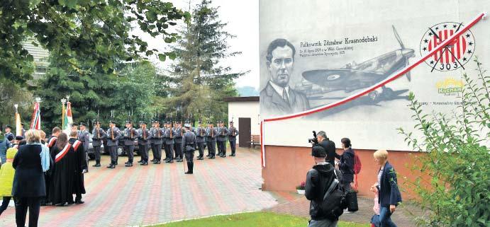 Podróżników. Od lewej: Burmistrz Jerzy Rębek, Tomek Michniewicz i Robert Mazurek radzyń podlaski Tomek Michniewicz w podróżach spędza rocznie 6 miesięcy. Odwiedził ponad 50 krajów.