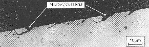8], b) mikropęknięcia i mikrowykruszenia widoczne na zgładzie poprzecznym części roboczej zęba [L. 2] Fig. 1.