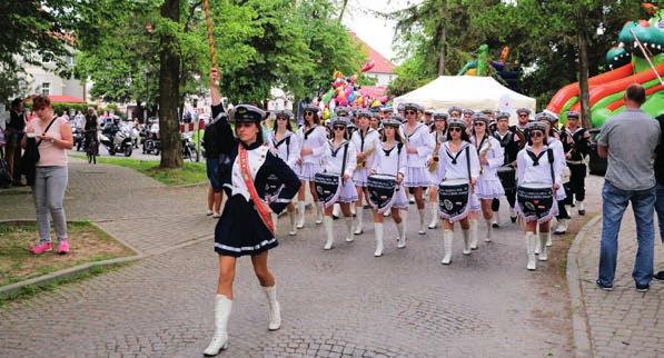 00 zapoczątkował mecz siatkówki, w którym zmierzyły się zespoły z urzędu marszałkowskiego i urzędu miasta Kędzierzyna-Koźla.